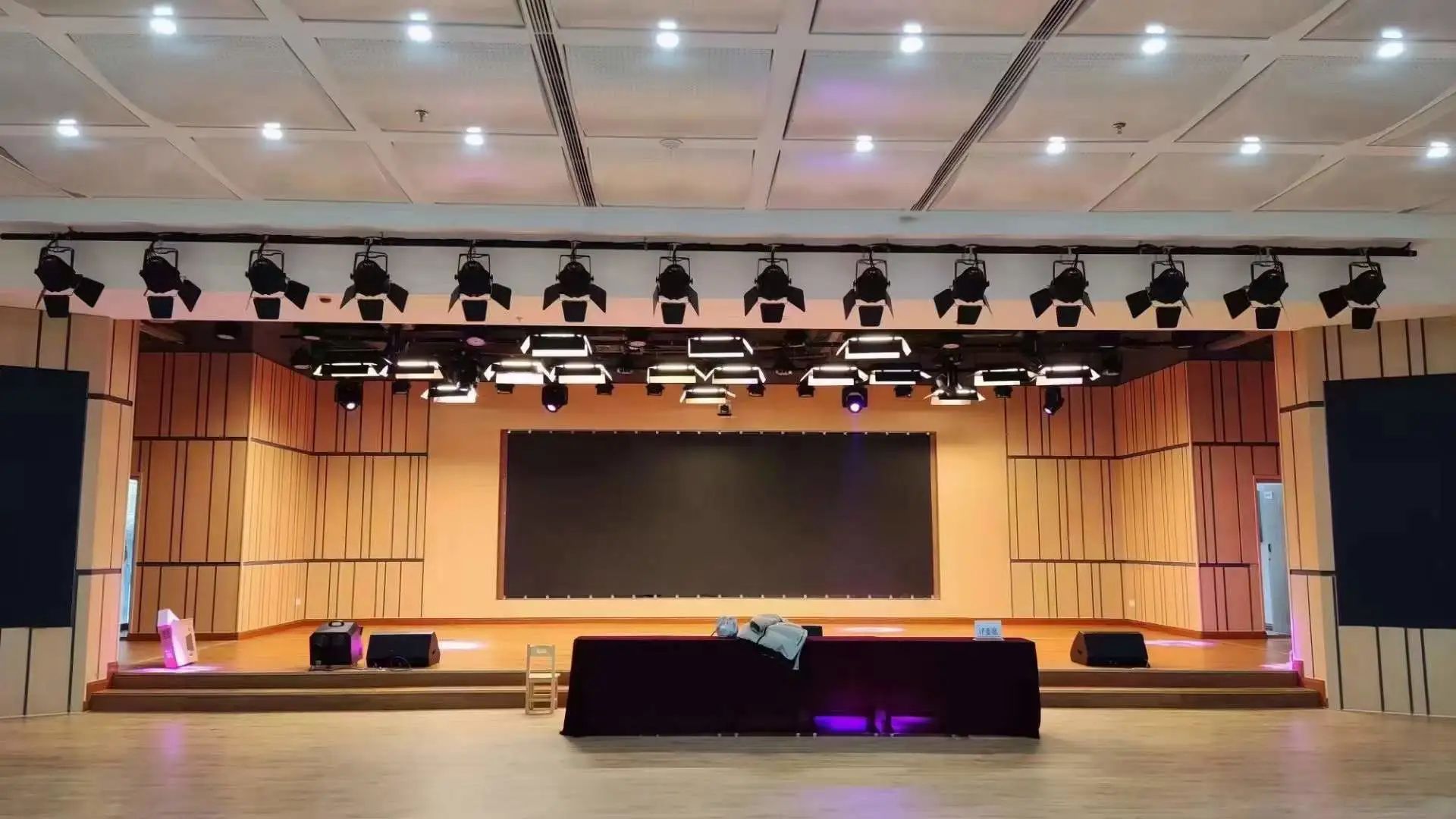 J9集团国际站专业灯光音响扩声系统工程产品服务于某学堂会堂！